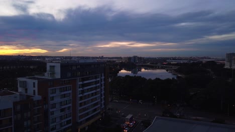 Vista-Dorada-Del-Amanecer-O-Del-Atardecer-Desde-El-Balcón-Con-Vista-Al-Aeropuerto-Internacional-De-Sydney,-A-La-Autopista-Princess-Y-Al-Río-Cooks-En-Wolli-Creek,-Nsw