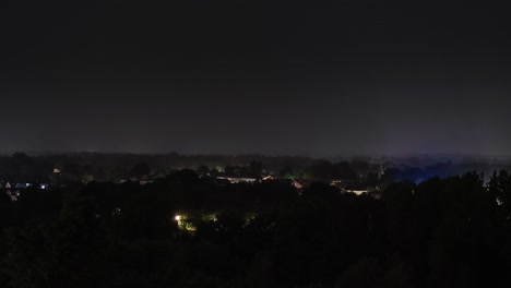 Secuencia-De-Lapso-De-Tiempo-De-Relámpagos-De-Tormenta-En-La-Noche-Sobre-Un-Pueblo