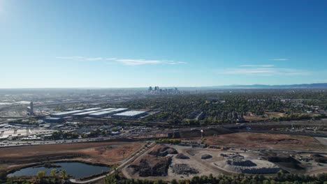 Luftdrohnenüberflug-Einer-Stark-Befahrenen-Autobahn-In-Denver,-Co-Und-Von-Industriegebäuden