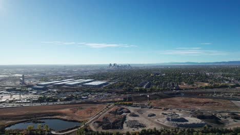 sobrevuelo aéreo de un avión no tripulado de una autopista concurrida en denver, co y edificios industriales