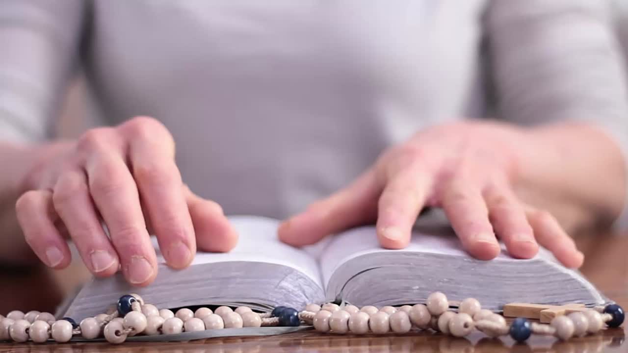 聖書に手を重ねて祈る人々のストックビデオ・ストック映像