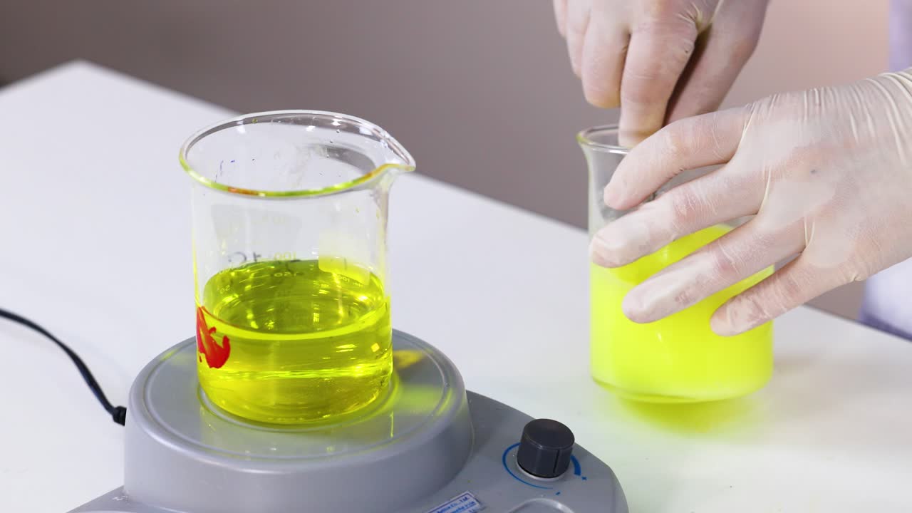 demostración de reacción química con cambio de color