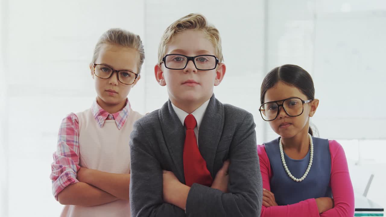 un equipo de chicos fingiendo ser ejecutivos 4k 4k