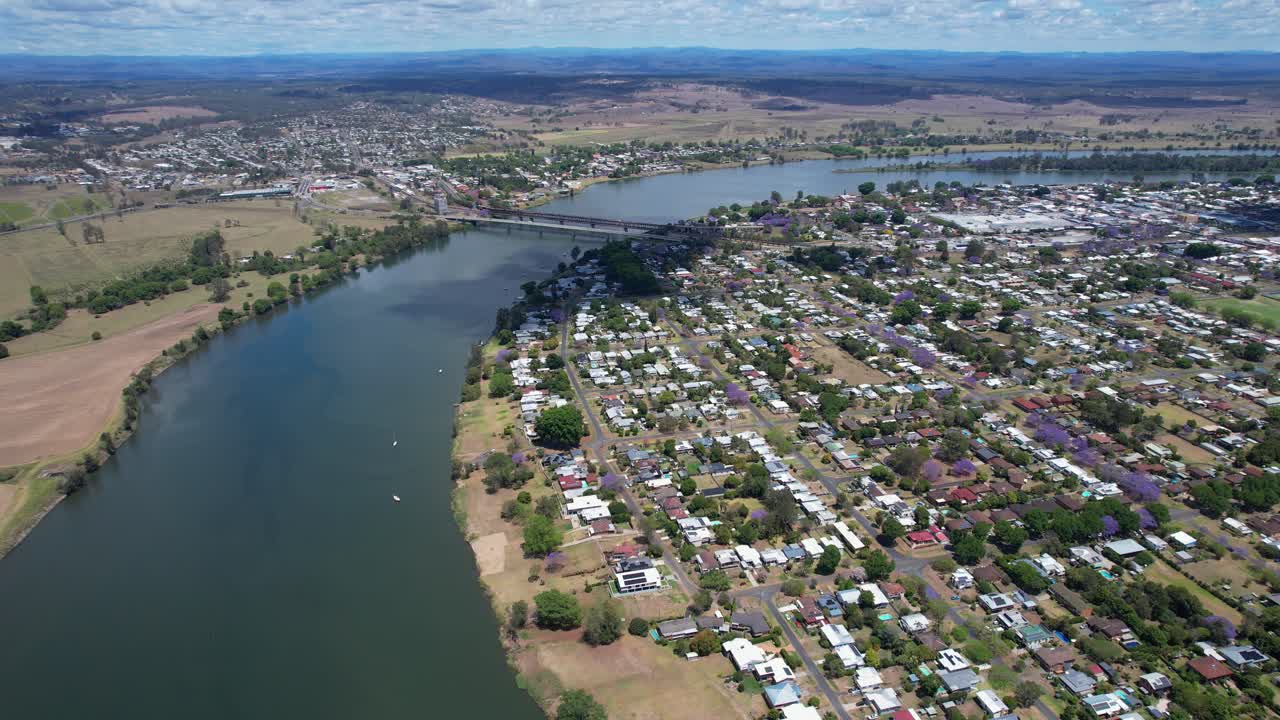 그라프턴, nsw에 있는 클라렌스 강을 가로지르는 balun binderay 다리와 grafton 다리.