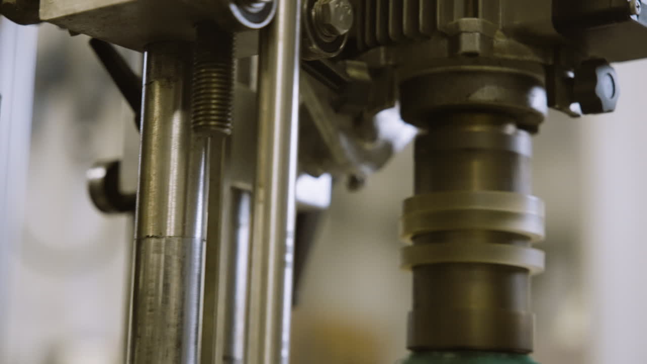 tapas de botellas de vino que se encuentran con el calor en el giro de la envoltura encogedora