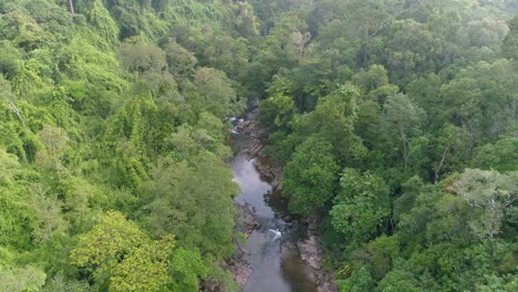 Drone-Volando-Sobre-El-Río-Hacia-Cascadas