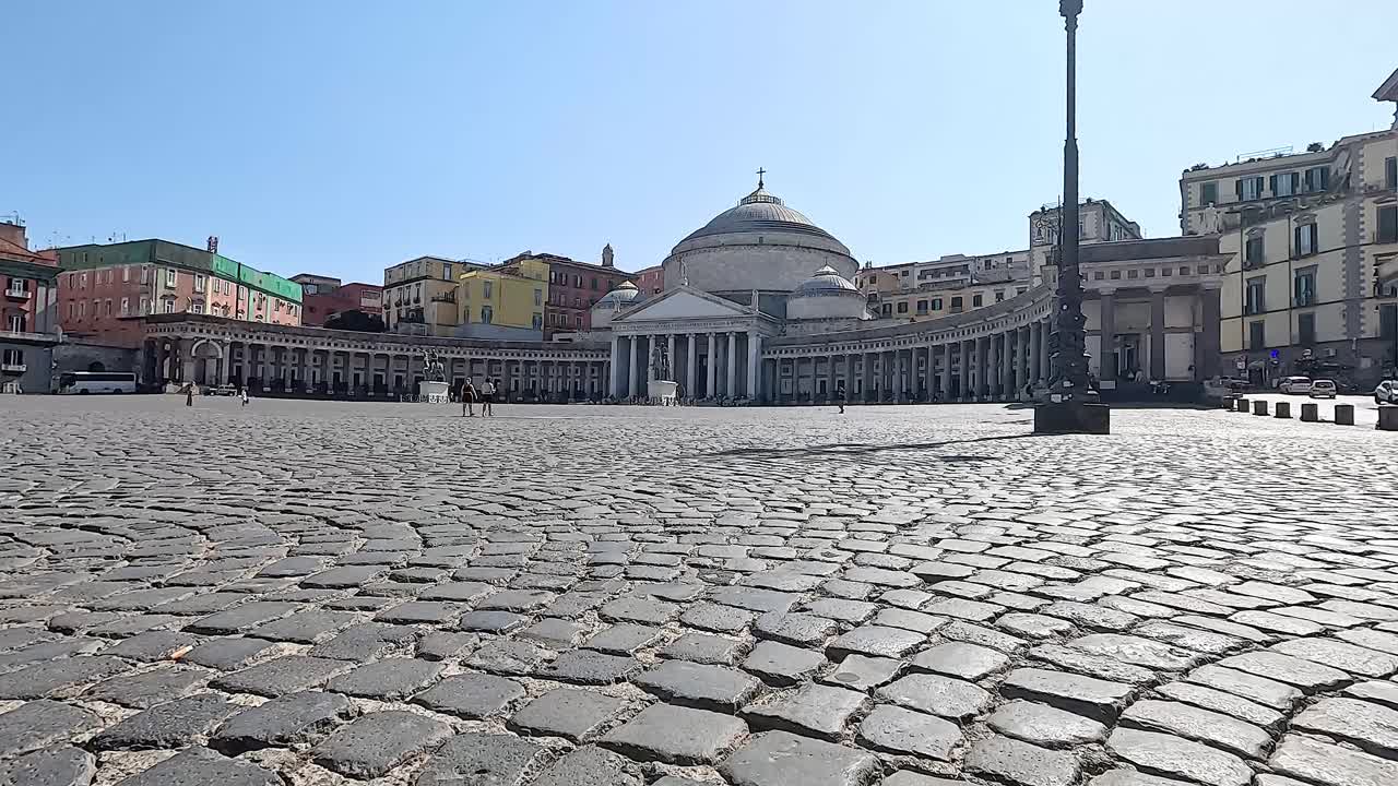 Panoramautsikt over historisk torg og bygninger