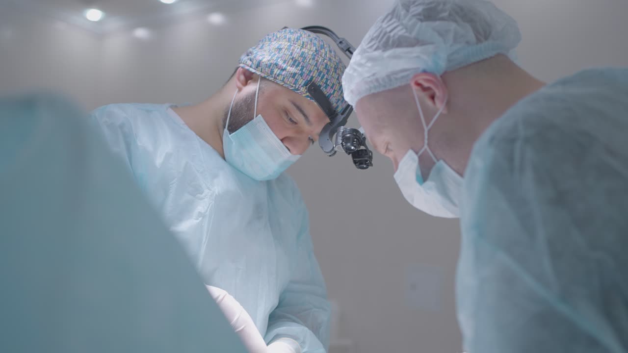 수술 중인 외과 의사