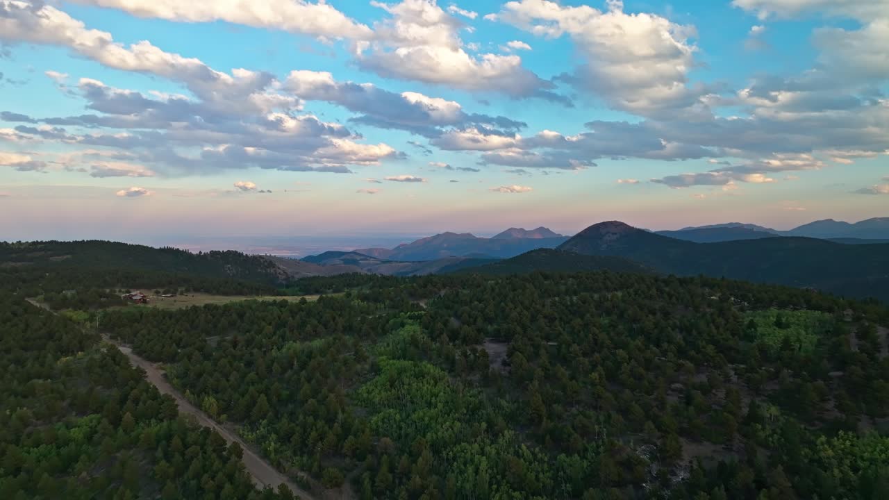 산꼭대기 뒤 에 빛나는 해 가 지는 모습 이 아래 의 숲 이 인 계곡 에 그늘 을 던지고 있다