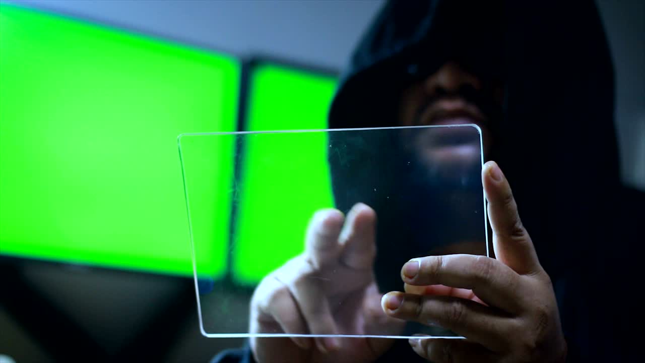 usando una tableta clara con un fondo de monitor de pantalla verde