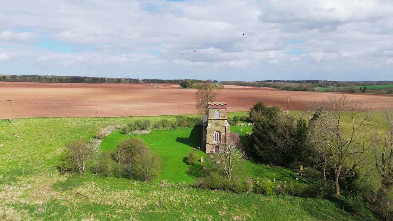 imagens aéreas de um pequeno vilarejo de lincolnshire chamado burwell, no reino unido.