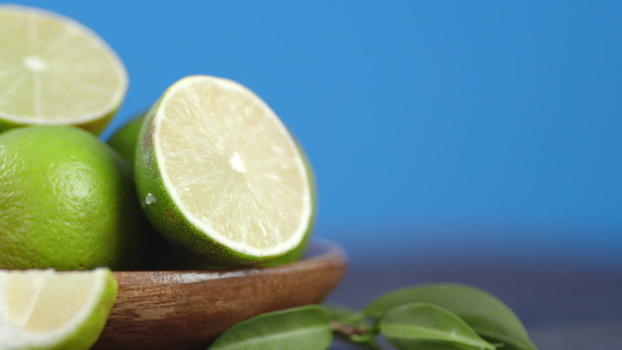 las limas frescas en el plato giraron lentamente.