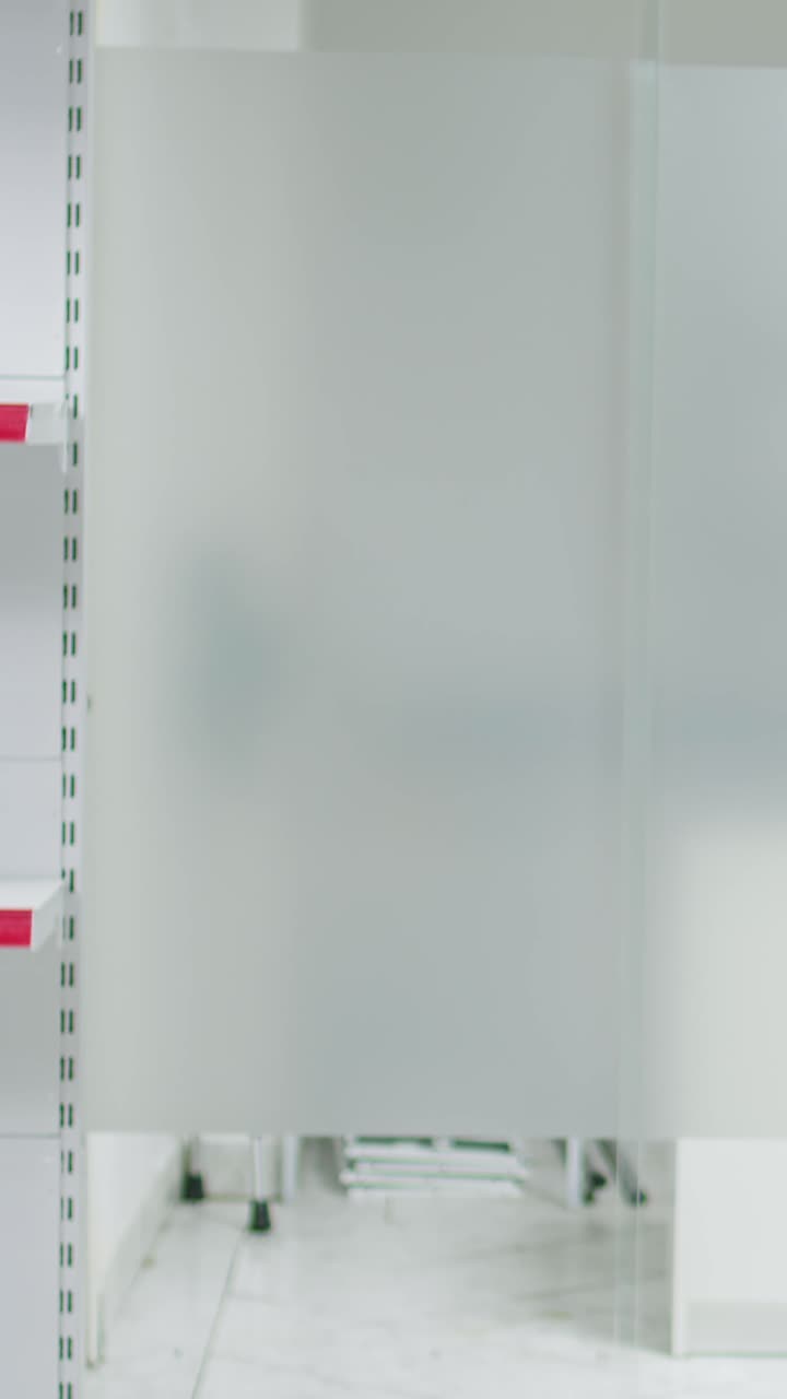 Vídeo vertical: prateleiras de farmácia de medicamentos médicas repletas de produtos de saúde