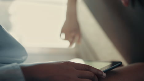 niños de la escuela manos usando tableta de cerca. alumnos sentados en el autobús navegando por internet