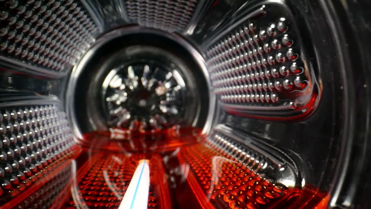 Spor içeceği şişesine itme, lensin açıklık kenarına çarpması; şişe hafifçe hareket ediyor