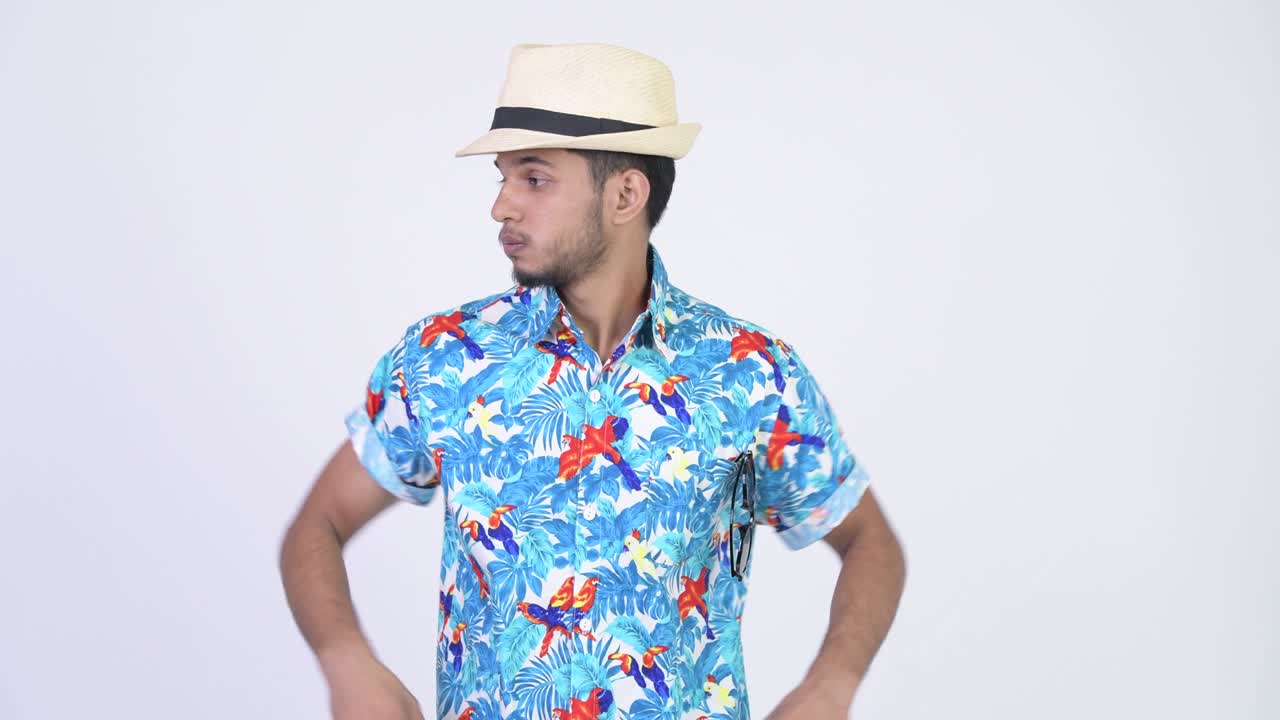 joven guapo barbudo turista indio listo para las vacaciones