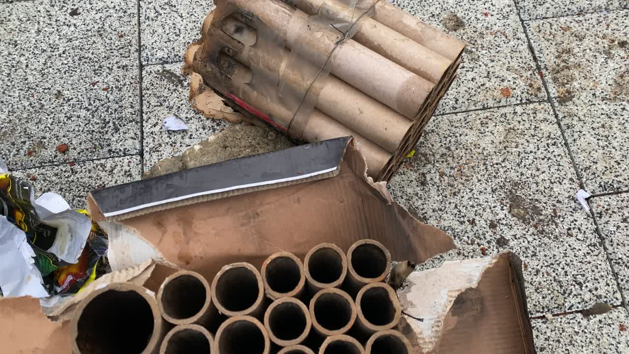 fuegos artificiales quemados, petardos en el pavimento después de una explosión en vacaciones