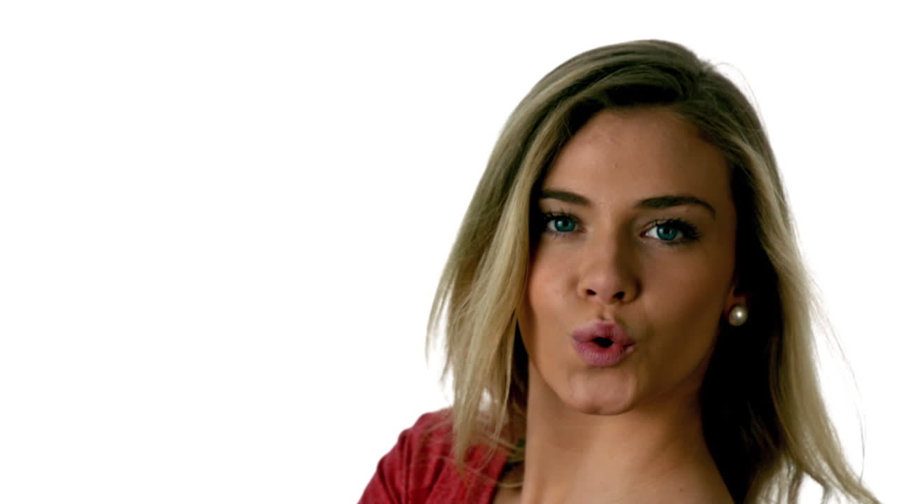 una rubia haciendo un beso bonito.