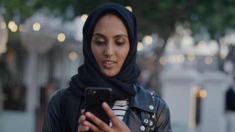 retrato feliz joven musulmana turista usando un teléfono inteligente tomando fotos con la cámara del teléfono móvil disfrutando de las visitas turísticas en la ciudad usando hijab