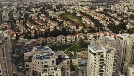 Drone-Aéreo-Disparó-Sobre-Edificios-De-Apartamentos-Residenciales-En-Jerusalén,-Israel,-Donde-Las-Familias-Viven-Y-Tienen-Comunidad