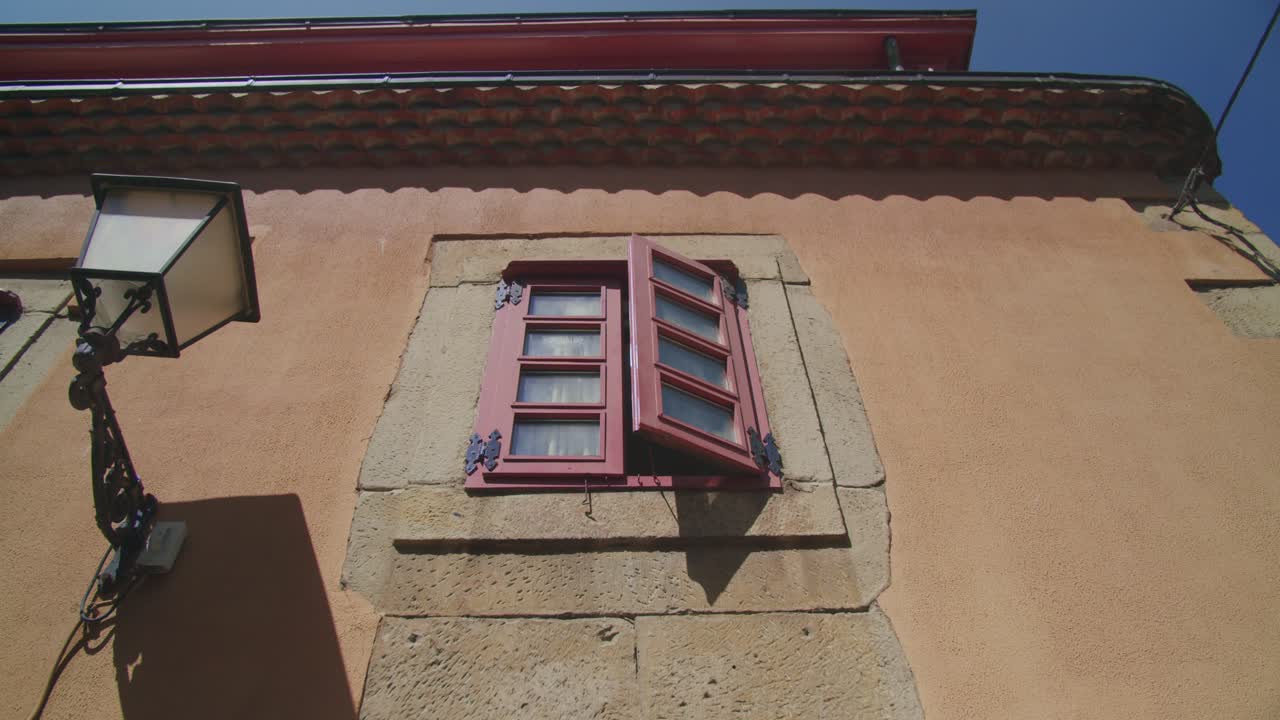 tomada exterior de una ventana de una casa en gijón, asturias - de mano, cámara lenta