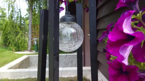 Windglocken-Ertönen-Auf-Dem-Land,-Umgeben-Von-Blumen-Und-Wind