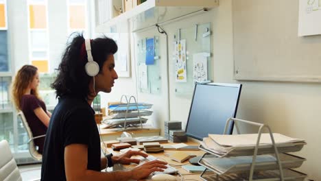 ejecutivos que trabajan en computadoras personales
