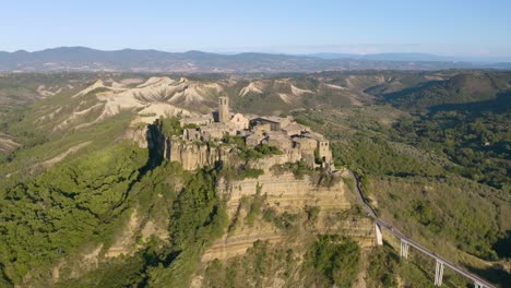 Umlaufende-Drohnenaufnahme-über-Civita-Di-Bagnoregio,-Italien