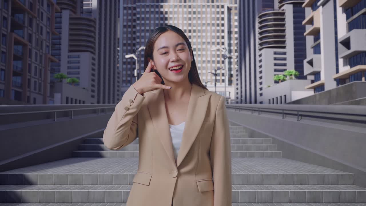 一位亚洲女商人，在城市街道上温暖地微笑着，并做出打电话的手势