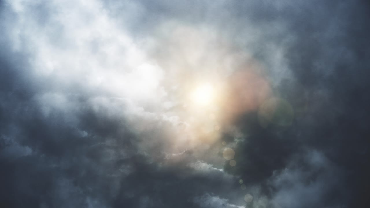 il sole che splende dietro le nuvole scure