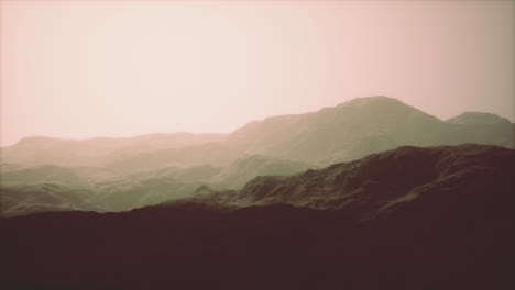 rocas y montañas en la niebla profunda