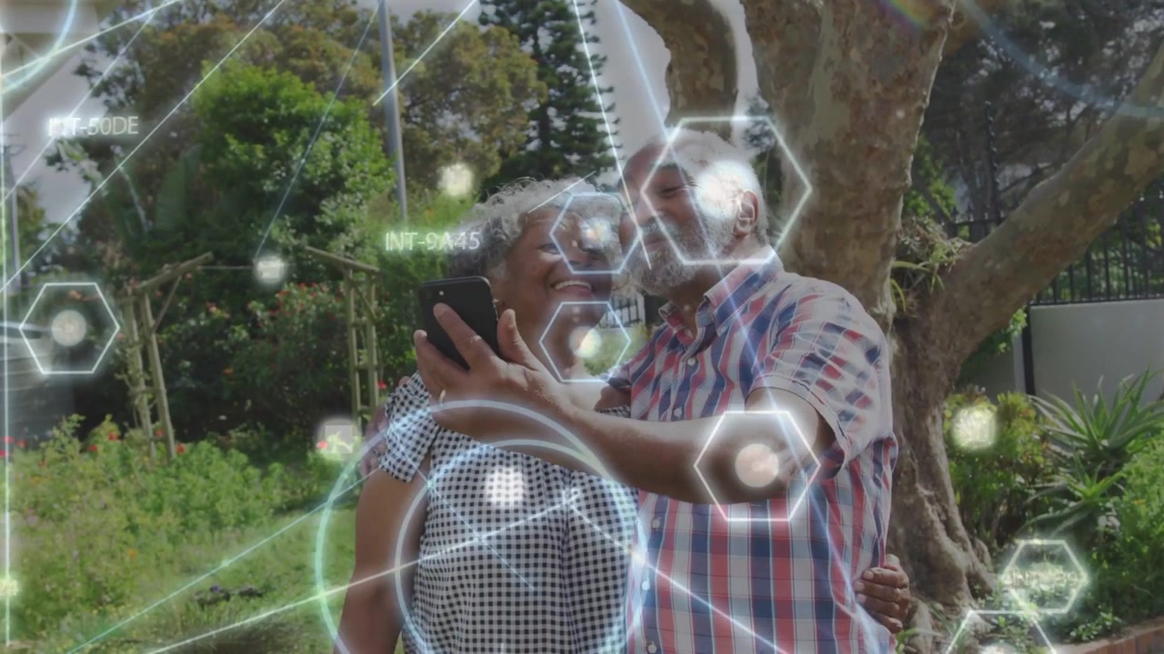 Video verticale: Una donna a destra alza il telefono inquadrando due persone che si coccolano e scatta una foto, mentre etichette esagonali in realtà aumentata (AR) appaiono sui volti.