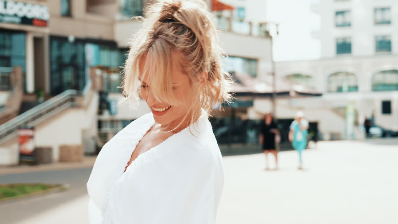 도시 에서  옷 을 입은 여자