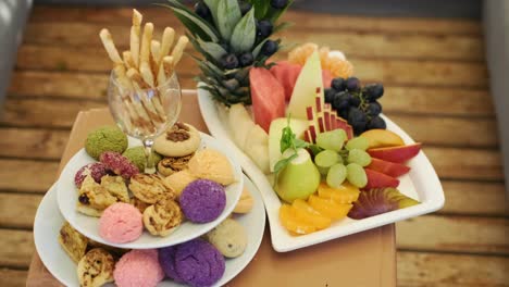 preparado de plato de frutas con varios tipos de frutas, melón, uva, sandía melocotón