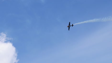 un solo avión ejecuta maniobras aéreas sobre el océano