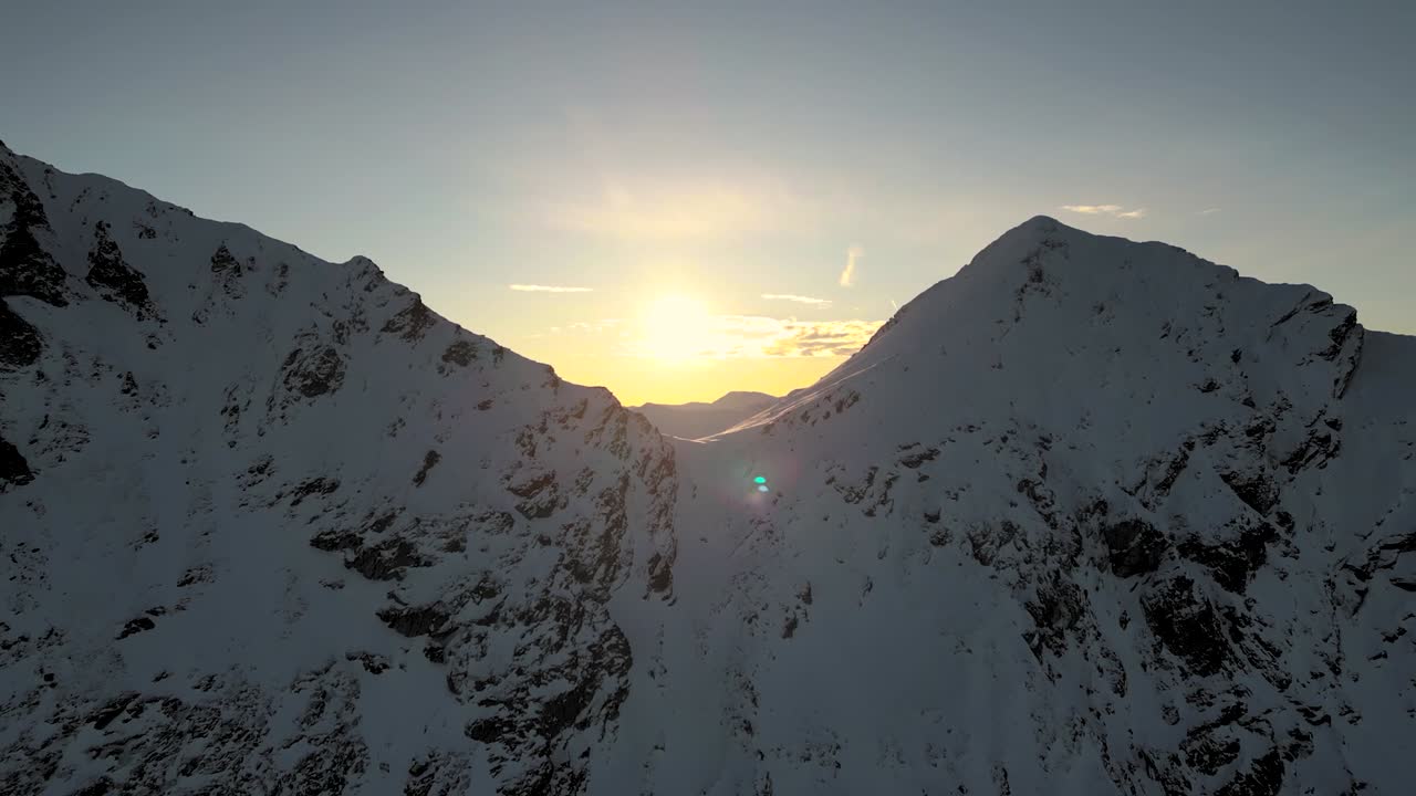 imágenes aéreas de drones 4k en las montañas de los cárpatos en rumania