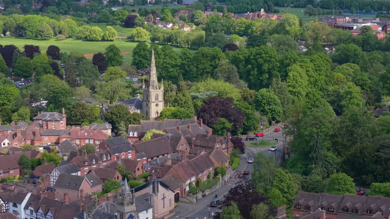 Filmato con drone della Chiesa di San Nicola a Warwick, che riprende la strada, l'ambiente verde e il paesaggio del villaggio, mettendo in risalto l'architettura storica e la campagna pittoresca.