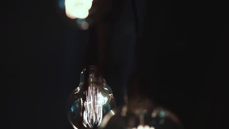 conjunto de hermosas lámparas de baja luminosidad en un cuarto oscuro de primer plano