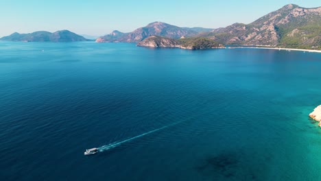 Paseo-En-Barco-Por-Las-Aguas-Cristalinas-De-Las-Playas-Turcas---Mar-Mediterráneo---Ölüdeniz,-Turquía