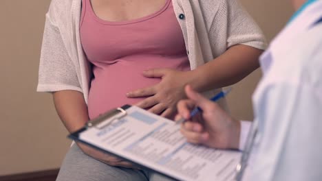 Mujer-Embarazada-Y-Médico-Ginecólogo-En-El-Hospital