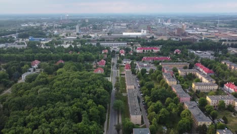 sobrevuelo de los bloques polacos de la era soivet y la fábrica de plantas químicas grupa azoty en el distrito industrial de moscice en tarnow, polonia - contaminación industrial, smog, calentamiento global - 4k 30fps siguiendo adelante