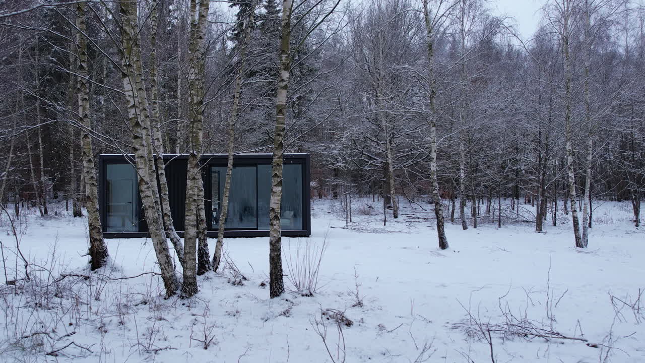 moderno mishkan conteren ubicado en medio del bosque
