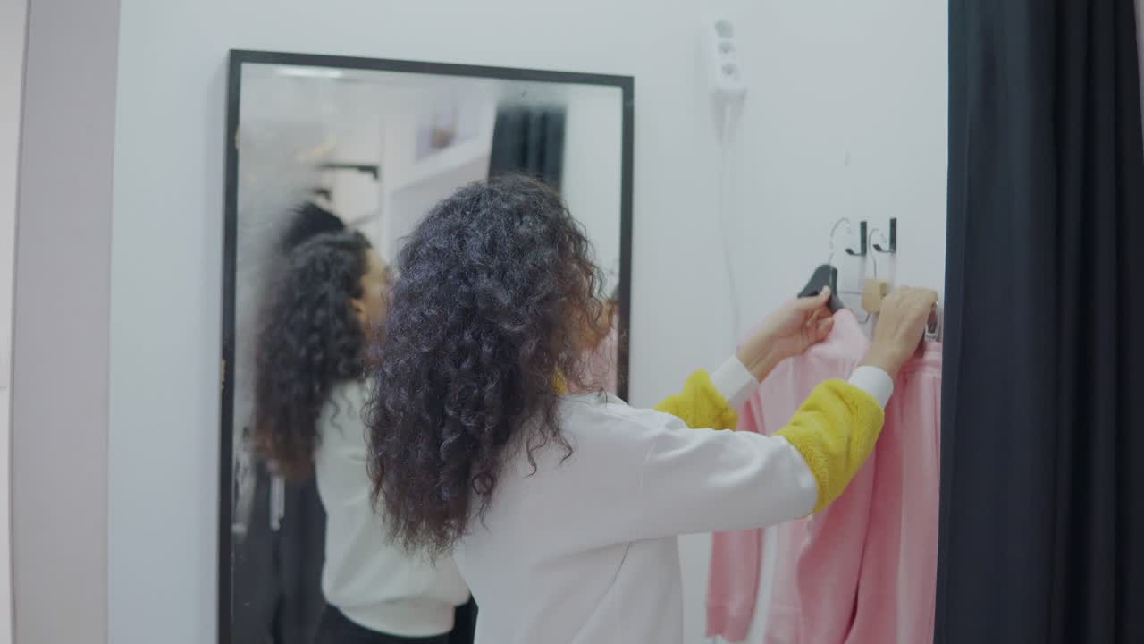 mujer comprando ropa en una tienda