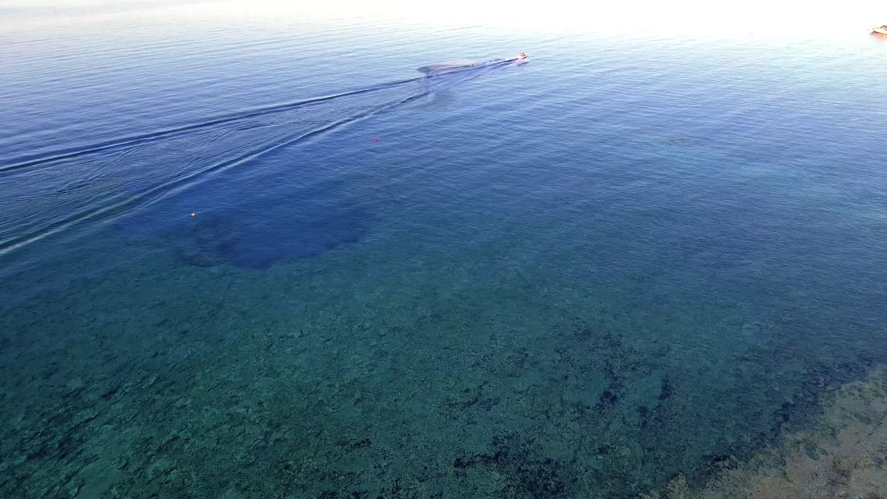 protaras에서 해가 지은 후 늦은 오후에 물 스키 키프로스 바다 깊은 파란 물