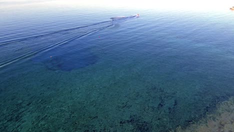 esquí acuático tarde después de la puesta del sol en protaras mar de chipre aguas azules profundas