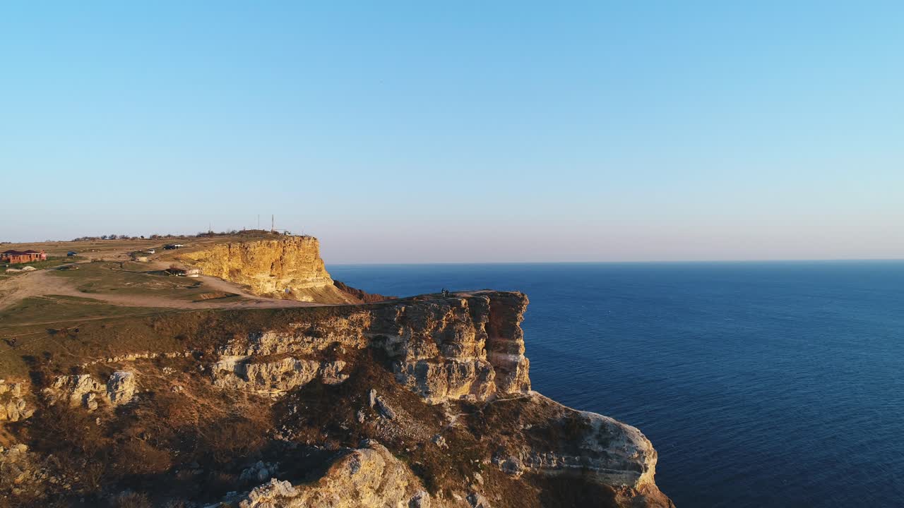 vista del océano en el acantilado al atardecer