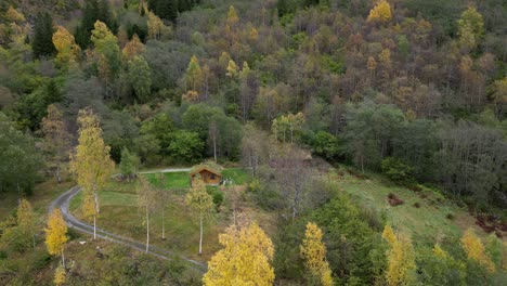 Hütte-Auf-Vike-In-Eikesdal,-Eine-Stunde-Fahrt-Von-Der-Stadt-Molde-Entfernt