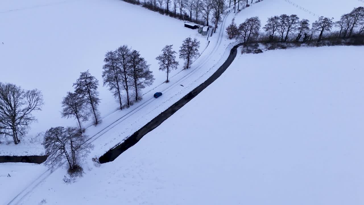 Zimní krajina se sněhem a silnicí