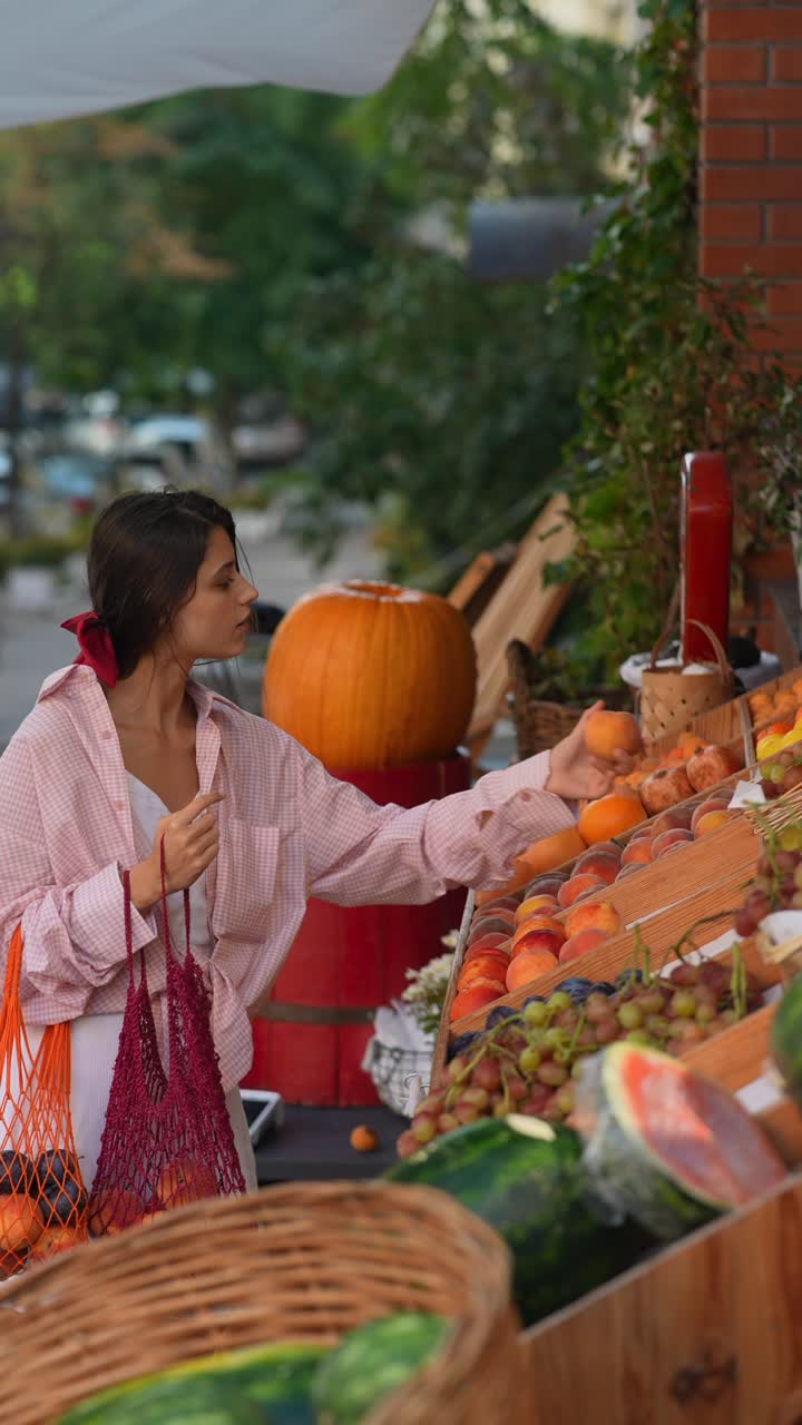 mujer comprando frutas en un mercado de agricultores