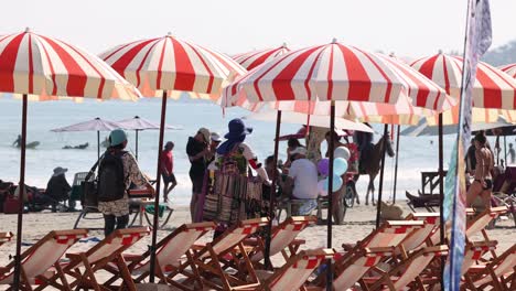 grupo de personas disfrutando de un día soleado en la playa